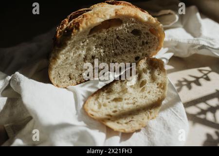 Frisch geschnittener Sauerteig auf weißem Geschirrtuch in der Sonne Stockfoto