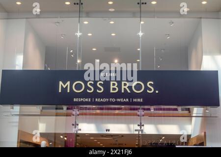 Moss Bros unterschreiben und einkaufen Stockfoto