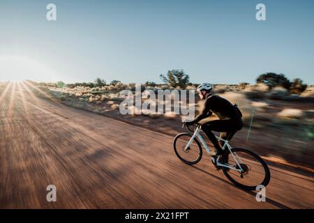 Man fährt schnell auf der Schotterstraße in der Wüste in der Nähe von Moab, Utah Stockfoto
