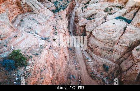 Radfahrer fahren durch den engen Canyon, Pucker Pass, Moab Stockfoto