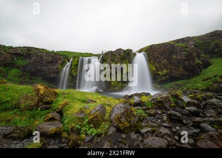 Landschaft mit Wasserfall in Island Stockfoto