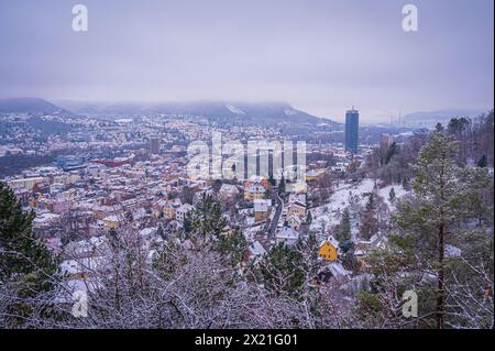 Jena im Winter mit dem Jentower im Stadtzentrum unter bewölktem Himmel, Jena, Thüringen, Deutschland Stockfoto