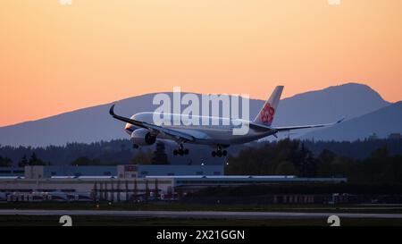 Richmond, British Columbia, Kanada. April 2024. Ein China Airlines Airbus A350-900 Jetliner (B-18908) landet bei Sonnenuntergang am Vancouver International Airport. (Credit Image: © Bayne Stanley/ZUMA Press Wire) NUR REDAKTIONELLE VERWENDUNG! Nicht für kommerzielle ZWECKE! Stockfoto