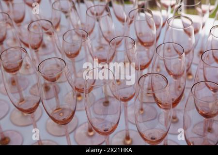 Rosenchampagnerflöten in ordentlichen Reihen Stockfoto