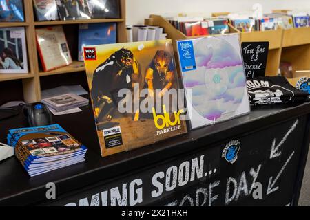 Poole, Dorset, Großbritannien. April 2024. Der Plattenladen von Boiler Room Records in Kingland Crescent, Poole, bereitet sich auf den Record Store Day morgen vor und ermutigt die Leute, lokale Plattenläden zu besuchen und zu unterstützen. Das Geschäft öffnet um 8:00 Uhr und die Warteschlangen werden voraussichtlich auf Hunderte limitierter Auflagen von einer Vielzahl von Künstlern zugreifen, die sie nicht vorher speichern oder vorbestellen können. Legenden wie David Bowie, die nicht mehr bei uns sind, werden beliebte Vinyls sein. Quelle: Carolyn Jenkins/Alamy Live News Stockfoto