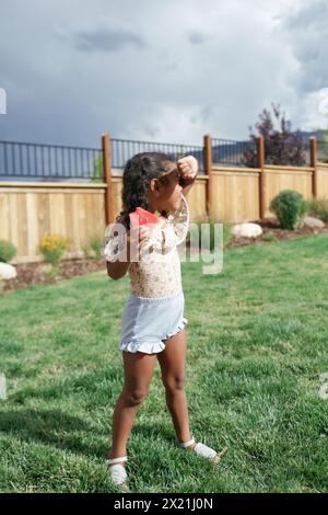 Kleinkind Mädchen im Hinterhof Sommer mit Wassermelone Stockfoto