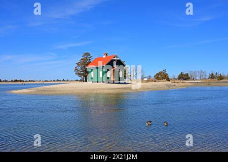 Wasserlandschaft mit Gamecock Cottage (1876), historisches Gebäude am Stony Brook in Brookhaven Town, Suffolk County, New York auf Long Island Stockfoto