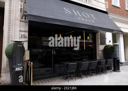 SHOT London, in Mayfair, bietet eine Liste von Kaffeebrühsorten mit einem Ursprung zu Preisen von bis zu 265 £ für Japan Typica Natural Coffee, England, Großbritannien. Stockfoto