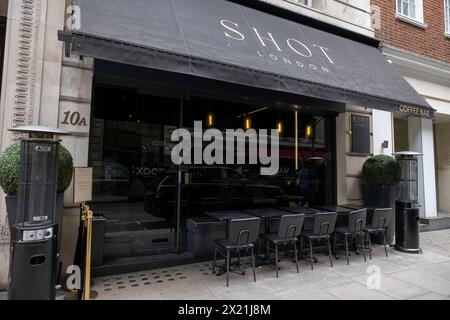 SHOT London, in Mayfair, bietet eine Liste von Kaffeebrühsorten mit einem Ursprung zu Preisen von bis zu 265 £ für Japan Typica Natural Coffee, England, Großbritannien. Stockfoto