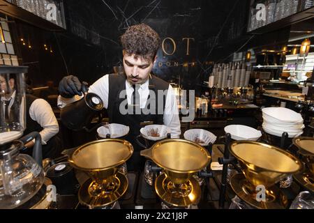 SHOT London, in Mayfair, bietet eine Liste von Kaffeebrühsorten mit einem Ursprung zu Preisen von bis zu 265 £ für Japan Typica Natural Coffee, England, Großbritannien. Stockfoto