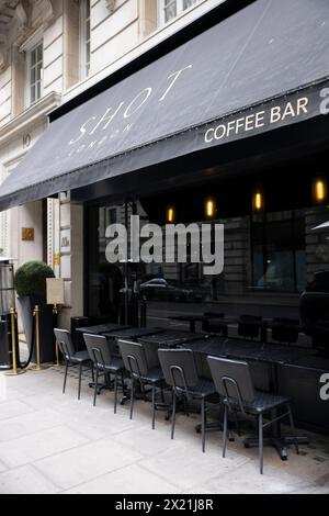 SHOT London, in Mayfair, bietet eine Liste von Kaffeebrühsorten mit einem Ursprung zu Preisen von bis zu 265 £ für Japan Typica Natural Coffee, England, Großbritannien. Stockfoto