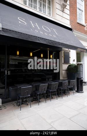 SHOT London, in Mayfair, bietet eine Liste von Kaffeebrühsorten mit einem Ursprung zu Preisen von bis zu 265 £ für Japan Typica Natural Coffee, England, Großbritannien. Stockfoto