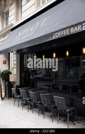 SHOT London, in Mayfair, bietet eine Liste von Kaffeebrühsorten mit einem Ursprung zu Preisen von bis zu 265 £ für Japan Typica Natural Coffee, England, Großbritannien. Stockfoto