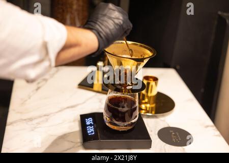 SHOT London, in Mayfair, bietet eine Liste von Kaffeebrühsorten mit einem Ursprung zu Preisen von bis zu 265 £ für Japan Typica Natural Coffee, England, Großbritannien. Stockfoto