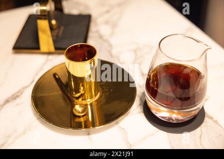 SHOT London, in Mayfair, bietet eine Liste von Kaffeebrühsorten mit einem Ursprung zu Preisen von bis zu 265 £ für Japan Typica Natural Coffee, England, Großbritannien. Stockfoto