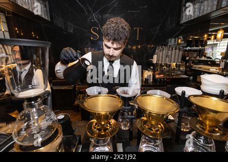 SHOT London, in Mayfair, bietet eine Liste von Kaffeebrühsorten mit einem Ursprung zu Preisen von bis zu 265 £ für Japan Typica Natural Coffee, England, Großbritannien. Stockfoto