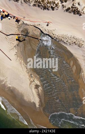 Um die bestehenden Strände zu erhalten, wird regelmäßig Sand an der niederländischen Küste angesammelt, aus der Vogelperspektive, Niederlande, Ouddorp, Duinen van Goeree Stockfoto