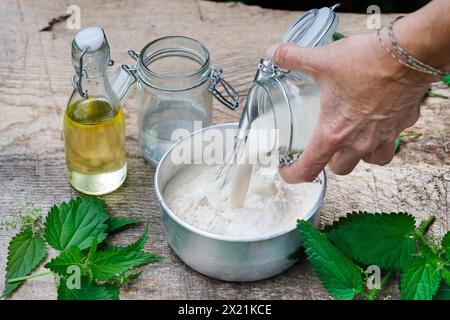 Herstellung von veganen Kartoffelchips auf Pflanzenbasis mit Brennnesselblättern, Schritt 2: Pfannkuchenteig wird vorbereitet, Serienbild 2/5 Stockfoto