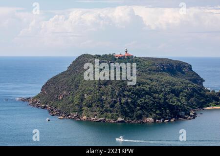 Barrenjoey Headland und Halbinsel, Blick vom West Head Lookout, Barrenjoey Leuchtturm auf der Landzunge, Pittwater und Ozeanblick, Sydney, Australien Stockfoto