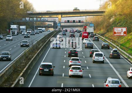 Viele Autos auf der Autobahn A 3, Deutschland, Nordrhein-Westfalen, Erkrath Stockfoto