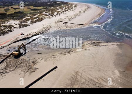 Um die bestehenden Strände zu erhalten, wird regelmäßig Sand an der niederländischen Küste angesammelt, aus der Vogelperspektive, Niederlande, Ouddorp, Duinen van Goeree Stockfoto