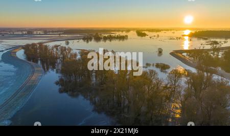 Aland-Elbe-Tiefland bei Winterfluten der Elbe am Abend, Luftaufnahme, Deutschland, Sachsen-Anhalt, Aulosen Stockfoto