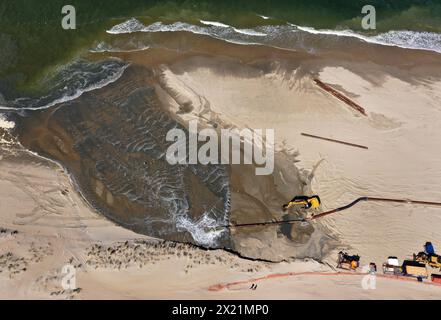 Um die bestehenden Strände zu erhalten, wird regelmäßig Sand an der niederländischen Küste angesammelt, aus der Vogelperspektive, Niederlande, Ouddorp, Duinen van Goeree Stockfoto