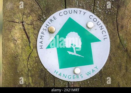 Hangers Way Fußwegsmarkierung auf der Säule, Schild des Hampshire Country Council für den 21 km langen Wanderweg, Hampshire, England, Großbritannien Stockfoto