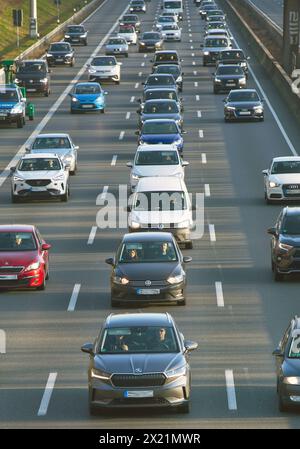 Viele Autos auf der Autobahn A 3, Deutschland, Nordrhein-Westfalen, Erkrath Stockfoto