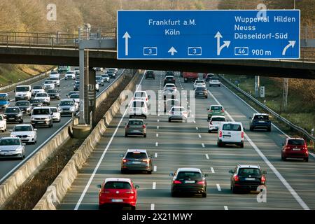 Viele Autos auf der Autobahn A 3, Deutschland, Nordrhein-Westfalen, Erkrath Stockfoto