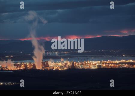 Nachtansicht auf Grangemouth petrochemische Werke und Rauchwolke. Grangemouth, Schottland Stockfoto