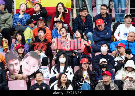 Shanghai, Chine. April 2024. Fans von Charles Leclerc auf den Tribünen während des Grand Prix 2024 von Lenovo China, 5. Runde der Formel 1-Weltmeisterschaft 2024 vom 19. Bis 21. April 2024 auf dem Shanghai International Circuit in Shanghai, China - Foto Florent Gooden/DPPI Credit: DPPI Media/Alamy Live News Stockfoto