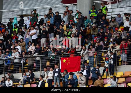 Shanghai, Chine. April 2024. Fans auf den Tribünen während des Grand Prix 2024 von Lenovo, 5. Runde der Formel 1-Weltmeisterschaft 2024 vom 19. Bis 21. April 2024 auf dem Shanghai International Circuit in Shanghai, China - Foto Florent Gooden/DPPI Credit: DPPI Media/Alamy Live News Stockfoto