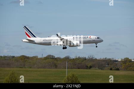 Air France Airbus A220-300 landet am Flughafen Birmingham, Großbritannien (F-HZUA) Stockfoto