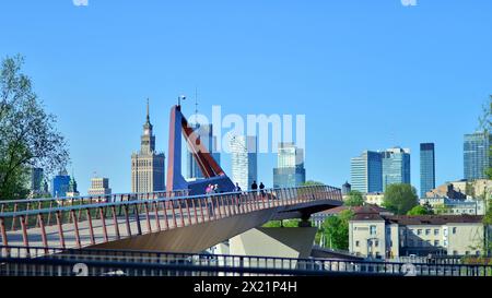 Warschau, Polen. 11. April 2024. Brücke über die Weichsel, die nur für Fußgänger und Radfahrer bestimmt ist. Im Hintergrund ein Panorama der Stadt mit Stockfoto