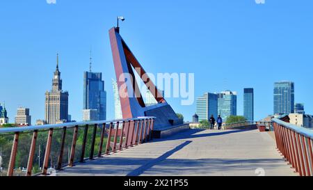 Warschau, Polen. 11. April 2024. Brücke über die Weichsel, die nur für Fußgänger und Radfahrer bestimmt ist. Im Hintergrund ein Panorama der Stadt mit Stockfoto