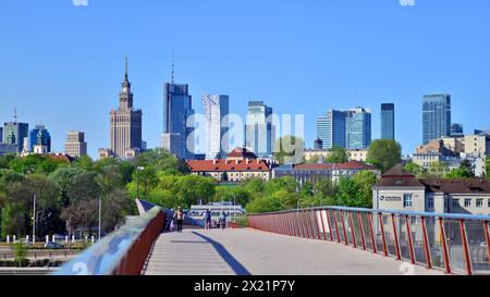 Warschau, Polen. 11. April 2024. Brücke über die Weichsel, die nur für Fußgänger und Radfahrer bestimmt ist. Im Hintergrund ein Panorama der Stadt mit Stockfoto