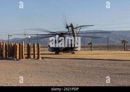 Ein Superhengst des U.S. Marine Corps CH-53E, der der Marine Aviation Weapons and Tactics Squadron One zugewiesen ist, landet während eines Nichtkampfes auf dem Del Valle Field Stockfoto