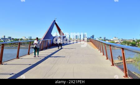 Warschau, Polen. 11. April 2024. Brücke über die Weichsel, die nur für Fußgänger und Radfahrer bestimmt ist. Im Hintergrund ein Panorama der Stadt mit Stockfoto