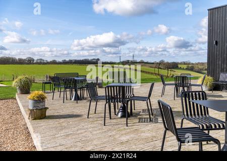 Stühle und Tische im Freien für Gäste bei einem Hochzeitsempfang auf der Botley Hill Farm in Surrey, Großbritannien Stockfoto