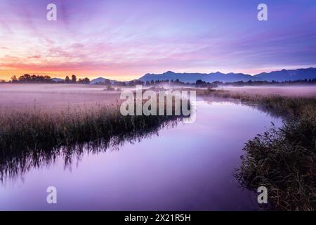 Ach im Morgennebenl, Uffing am Staffelsee, Oberbayern, Bayern, Deutschland Stockfoto