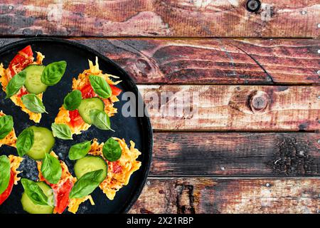 Eine Pizza im New Yorker Stil sitzt auf einem Holztisch Stockfoto