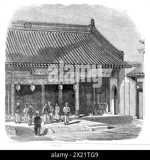 The Taeping Rebellion in China: Eingang zur Justizhalle, Ching-Wang Palast, Soo-Chow, 1864. Gravur aus einer Fotografie, die die Eroberung der chinesischen Stadt Soo-Chow durch die imperialistischen Truppen unter Major Gordon veranschaulicht, und die anschließende Zerstörung der Taeping- oder Rebellenführer... hatte sich der Footai... in dem Palast eingenistet, der gerade von Ching-Wang geräumt wurde. Unsere Gravur zeigt... die Justizhalle, in der Ching-Wang im Staat saß, während die Footai jetzt dort sitzen und der Verwaltung des Gesetzes vorstehen." Aus Illustrated London News, 1864. Stockfoto