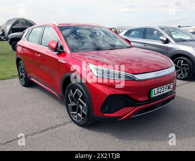 Vorderansicht eines Red, 2023, BYD Atto 3, batteriebetriebener kompakter Crossover-SUV im Testbereich der British Motor Show 2023 Stockfoto