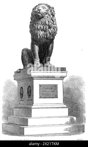 Der Idstedter Löwe bei Flensburg, Denkmal des Schleswig-Holstein-Krieges von 1850, (1864). "Die Gravur stellt den kolossalen bronzenen Löwen dar, der auf dem Friedhof von Flensburg als Denkmal für die dänischen Soldaten errichtet wurde, die 1850 in der wichtigen Schlacht von Idstedt getötet wurden, als 28.000 Dänen die deutsche Armee fast gleich zahlreich besiegten. und dem Schleswig-Holstein-Krieg der damaligen Zeit ein Ende zu setzen. Das Denkmal wurde von Professor Bissen aus Kopenhagen entworfen, der selbst aus Schleswig stammt. Sie wurde 1862 fertiggestellt und öffentlich errichtet. Der Löwe, mit dem Schild Schleswigs, wird auf einer Messe gestützt Stockfoto