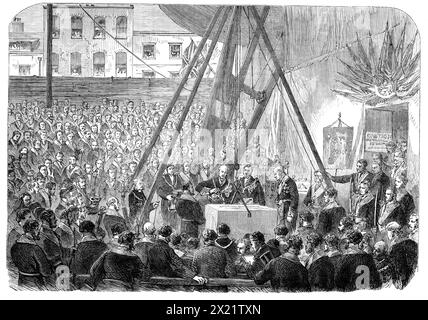 Grundsteinlegung des neuen Gebäudes in Verbindung mit der Freimaurerhalle, Great Queen-Street, [London], 1864. "Dieses Gebäude soll einen zentralen Treffpunkt für die Freimaurer im Allgemeinen bieten, mit umfassenderen Unterkünften, als die bestehende Freimaurerhalle und ihre Büros es sich leisten können, und völlig getrennt von der Einrichtung der Freimaurertaverne. Der Architekt ist Mr. F. P. Cockerell... der Grundstein wurde vom Earl of Zetland, Großmeister des Ordens in England, gelegt, begleitet von dem Earl de Grey und Ripon, dem stellvertretenden Großmeister, und dem irischen Großmeister D. Stockfoto