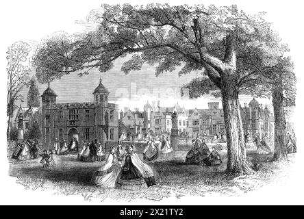 Die Shakspeare-Gedenkfeier in Stratford-on-Avon: Besuch in Charlecote, 1864. Wir feiern den hundertjährigen Geburtstag von William Shakespeare. Blick auf "...das berühmte Herrenhaus von Charlecote, das bei dieser Gelegenheit von vielen Hunderten von Menschen besucht wurde". Shakespeare soll als junger Mann Kaninchen und Hirsche im Park gepocht und vor die Richter gebracht worden sein. Aus Illustrated London News, 1864. Stockfoto