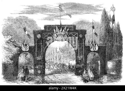 Heirat des Grafen von Paris mit der Prinzessin Isabelle d’Orleans: Triumphbogen in Esher, 1864. "Louis Philippe Albert d'Orleans, Graf von Paris, Sohn des Herzogs von Orleans und Enkel von König Louis Philippe, war verheiratet mit seiner Cousine Prinzessin Maria Isabella Francesca d'Assisi, Tochter des Herzogs von Montpensier, und die Nichte, an der Seite ihrer Mutter, an die Königin von Spanien... nach der Zeremonie... stiegen der junge Graf und die Gräfin de Paris in ihre Kutsche, um nach Claremont zurückzukehren, inmitten aller Arten von festlichen Demonstrationen - Anfeuern, Kanonenfeuern und Glockenläuten - i Stockfoto