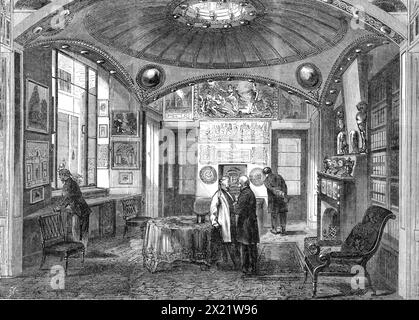 Sir John Soane&#x2019;s Museum in Lincoln's-Inn-Fields: The Breakfast-Room, 1864. "Der Frühstücksraum hat einige interessante Drucke, Bilder und Zeichnungen; eine reich montierte Pistole, die einst Peter dem Großen und Napoleon I. gehörte, von denen in seinem achtundzwanzigsten Jahr ein Porträt zu sehen ist, das von Gorma, einem venezianischen Künstler, gemalt und von Josephine als ausgezeichnetes Bild geschätzt wurde; auch eine Miniatur von Napoleon, gemalt in Elba, 1814, von Isabey'. Aus Illustrated London News, 1864. Stockfoto