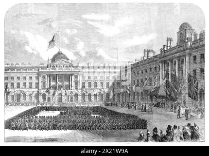 Inspektion der Freiwilligen des öffentlichen Dienstes durch den Prince of Wales im Quadrangle of Somerset House, [London], 1864. "...eine große Menge farbiger Fahnen war bei der Dekoration der Gebäude und bei der Einrichtung eines schönen Kiosks mit erhöhten Dais verwendet worden... und es wurden Sitze angeordnet, die eine große Anzahl von Zuschauern beherbergen. Die Fenster und sogar die Dächer der Gebäude waren ebenfalls überfüllt... der Feldzustand gab insgesamt vierhundert Mann, von denen sechzig Rekruten kürzlich in die Linie eingezogen wurden... unser Künstler hat ihr Aussehen entworfen, als sie sich nach vorne gestellt hatten. Stockfoto